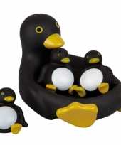 Baby pinguins bad speelgoed